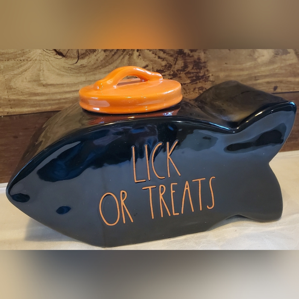 NIB Rae Dunn “lick or treats” pet food container